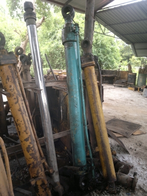 ขายครับ กระบอกอาร์ม kobelco sk200 Mark5 สภาพสวย สนใจโทรสอบถามได้นะครับ