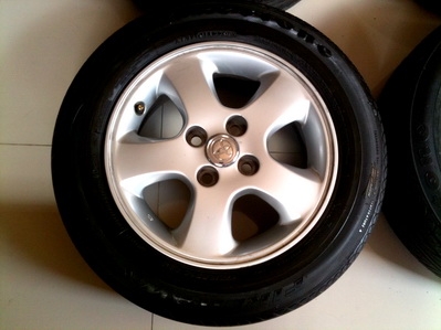 แม็กซ์ วิออส สภาพใหม่ไม่มีรอบเบียด ไม่ทำสี ยางสภาพวิ่งได้อีกนาน ดอกหนา ยี่ห้อ Firestone 175-65-14 ใส่ได้หลายรุ่นครับ