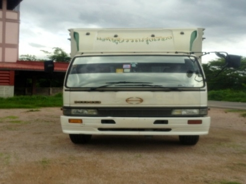 Hino 6 ล้อตู้ ใช้งานน้อยมาก 10 บาน เครื่อง 195 HP. ยาว 6 เมตร ปี48. FD3H สภาพสวยพร้อมใช้งาน ไม่มีเสากลาง 890,000