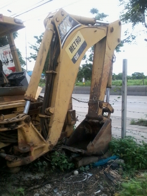 ขายรถตักหน้าขุดหลังยี่ห้อ CAT 428B 7EJ024607 ขายตามสภาพ หม้อน้ำไม่มี สลักบางตัวไม่มี เครื่องใช้งานได้ครับ เอกสารเล่มทะเบียนพร้อมโอนครับ