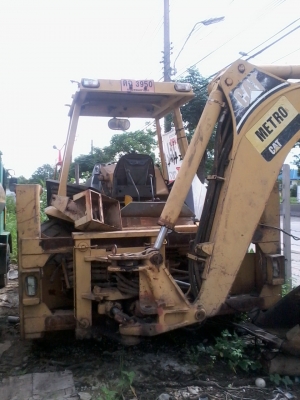 ขายรถตักหน้าขุดหลังยี่ห้อ CAT 428B 7EJ024607 ขายตามสภาพ หม้อน้ำไม่มี สลักบางตัวไม่มี เครื่องใช้งานได้ครับ เอกสารเล่มทะเบียนพร้อมโอนครับ