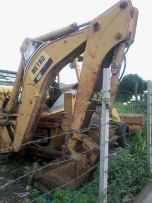 ขายรถตักหน้าขุดหลังยี่ห้อ CAT 428B 7EJ024607 ขายตามสภาพ หม้อน้ำไม่มี สลักบางตัวไม่มี เครื่องใช้งานได้ครับ เอกสารเล่มทะเบียนพร้อมโอนครับ