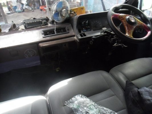 รถตู้มาแล้วครับรถส่งนักเรียน เครือง2400TOYOTA เครื่องดีภายในสวยทะเีบยนขาดปี่ 2557