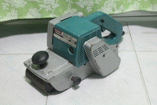 เครื่องขัดกระดาษทรายแบบสายพานCOPY makita รุ่น9401 พร้อมใช้งานครับ