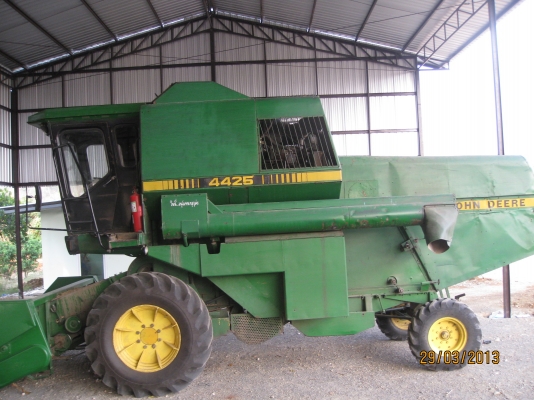 รถเกี่ยวข้าวโพด พร้อมหัวจอร์นเดียร์