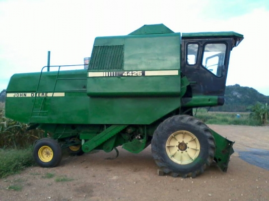 Harvester รถเกี่ยวล้อยาง ข้าวโพด Harvester รถเกี่ยวล้อยาง ข้าวโพด