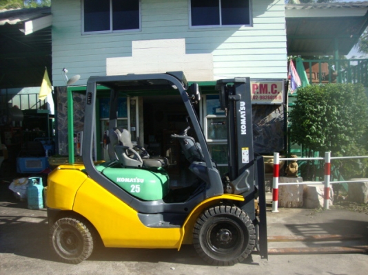 ขายรถโฟล์คลิฟท์  KOMATSU  FD25-16 (รถนอกนำเข้า สภาพดี)  เครื่องยนต์ดีเซล  เสาสูง  3 เมตร  เกียร์ออโตเมติค  งา 1,070  มม.  ยางตัน  4 ล้อ