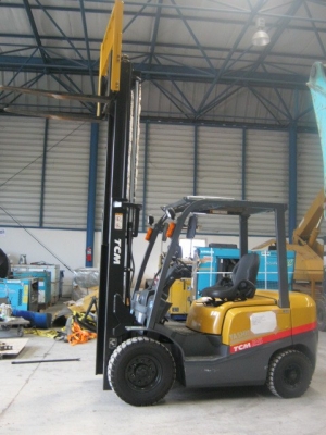 ขายรถฟอร์คลีฟท์ TCM FD25T3 เสา 3เมตร เกียร์ออโต้ปี2011, 87ชม. รถนอกนำเข้า รถสวยราคาไม่แพงครับติดต่อ มานะ 085-9049669