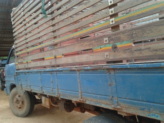 ขาย6ล้อช่วงล่างใหญ่ ราคาเบาๆ(รูปเยอะ)  ISUZU KS 110HP ปี30 เครื่องวางใหม่4BD1 110HPฝาขาว ยอดนิยม ฟิตมาใหม่ แห้งๆแรงดี อึด ทน ไม่เยิ้ม ช่วงล่างใหญ่ติดFหลัง คานหน้าเดิม คัสซีไม่สวยต้องเก็บ กระบะยาว4.30ม.พื้นไม้ดีมีต้องเก็บนิดหน่อย คอกไม้สูงสวยไม่ผุ หัวบางเด