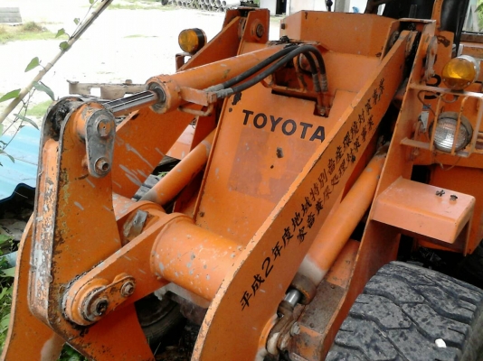 ขายด่วนรถตักล้อยาง TOYOTA STDL8 JOB FIGTHER 320000
