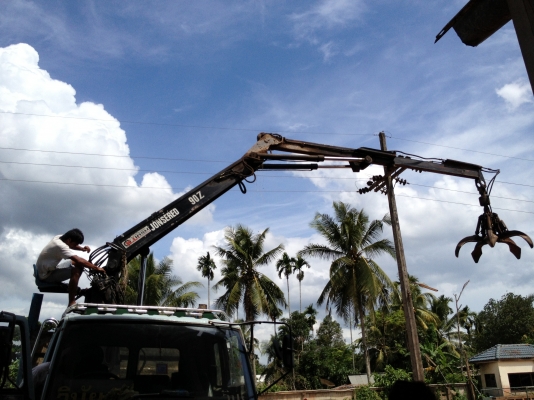 ขายเครนพับยี่ห้อ HIAB JONSERED 90Z 4ปลอก 8เมตร 4ตันครึ่ง มือขยุ้มเหล็ก