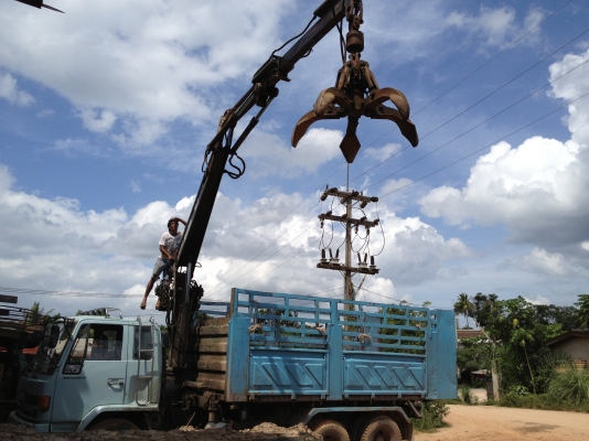 ขายเครนพับยี่ห้อ HIAB JONSERED 90Z 4ปลอก 8เมตร 4ตันครึ่ง มือขยุ้มเหล็ก