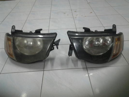 ขายไฟหน้าไทตัน แท้ ถอดจากรถ เหลืองนิดหน่อย ไปขัดเอา