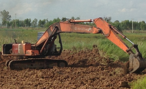 HITACHI EX 200-2 เอกสารเล่มทะเบียน ไฟฟ้าครบพร้อม เครื่องเดิมๆปั๊มเดิมทำงานเร็วไม่มีโหลดเลย ภายในเก๋งคอนโทรลสั้นสภาพดีควบคุมง่าย ภายนอกบูมอาร์มมีปะบ้างเล็กน้อย ช่วงล่างแน่นดี ใบแทรก 80 หนาดีประมาณ 70\% พร้อมทำงานได้เลย ราคาต่อรองได้ครับ