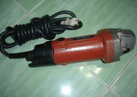 เครื่องเจียรไฟฟ้า 4 นิ้ว 710 วัตต์ Maktec รุ่น MT958