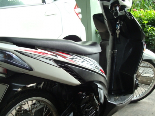 HONDA Click 110 คาบู สีขาว ดำ ราคาถูกคับ 12,800.-
