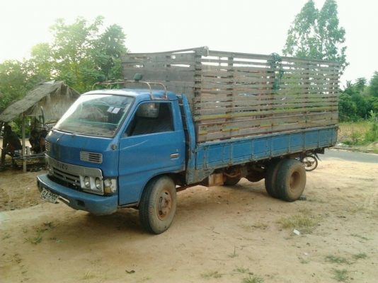 ISUZU KS 110 HP 4BD1 ฝาขาว กระบะเหล็กคอกไม้ความยาว 4.30 เมตร เครื่องแน่นแรงดี ภายในเก๋งคอนโซลครบพร้อม ช่วงล่างคัชซีมีผุบ้างเล็กน้อย ยาง 7.50 ขอบ 16 สภาพดี 60\% พร้อมใช้งาน เอกสารทะเบียนครบพร้อมโอน ราคาต่อรองได้ครับ ISUZU KS 110 HP 4BD1 ฝาขาว กระบะเหล็กคอกไม้ความยาว 4.30 เมตร เครื่องแน่นแรงดี ภายในเก๋งคอนโซลครบพร้อม ช่วงล่างคัชซีมีผุบ้างเล็กน้อย ยาง 7.50 ขอบ 16 สภาพดี 60\% พร้อมใช้งาน เอกสารทะเบียนครบพร้อมโอน ราคาต่อรองได้ครับ