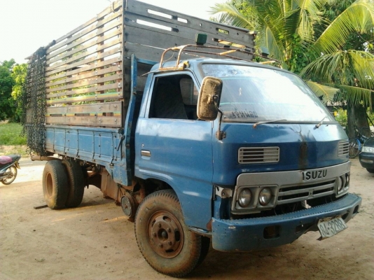 ISUZU KS 110 HP 4BD1 ฝาขาว กระบะเหล็กคอกไม้ความยาว 4.30 เมตร เครื่องแน่นแรงดี ภายในเก๋งคอนโซลครบพร้อม ช่วงล่างคัชซีมีผุบ้างเล็กน้อย ยาง 7.50 ขอบ 16 สภาพดี 60\% พร้อมใช้งาน เอกสารทะเบียนครบพร้อมโอน ราคาต่อรองได้ครับ ISUZU KS 110 HP 4BD1 ฝาขาว กระบะเหล็กคอกไม้ความยาว 4.30 เมตร เครื่องแน่นแรงดี ภายในเก๋งคอนโซลครบพร้อม ช่วงล่างคัชซีมีผุบ้างเล็กน้อย ยาง 7.50 ขอบ 16 สภาพดี 60\% พร้อมใช้งาน เอกสารทะเบียนครบพร้อมโอน ราคาต่อรองได้ครับ