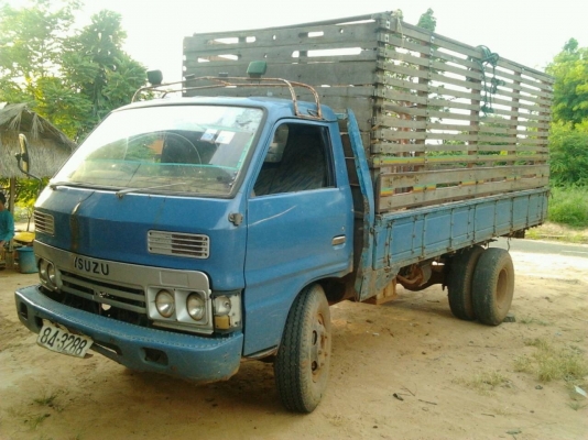ISUZU KS 110 HP 4BD1 ฝาขาว กระบะเหล็กคอกไม้ความยาว 4.30 เมตร เครื่องแน่นแรงดี ภายในเก๋งคอนโซลครบพร้อม ช่วงล่างคัชซีมีผุบ้างเล็กน้อย ยาง 7.50 ขอบ 16 สภาพดี 60\% พร้อมใช้งาน เอกสารทะเบียนครบพร้อมโอน ราคาต่อรองได้ครับ