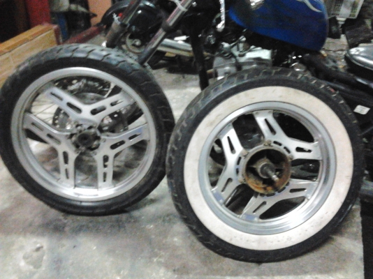 ขายล้อmocycขอบ16และ19พร้อมยาง2500บาท