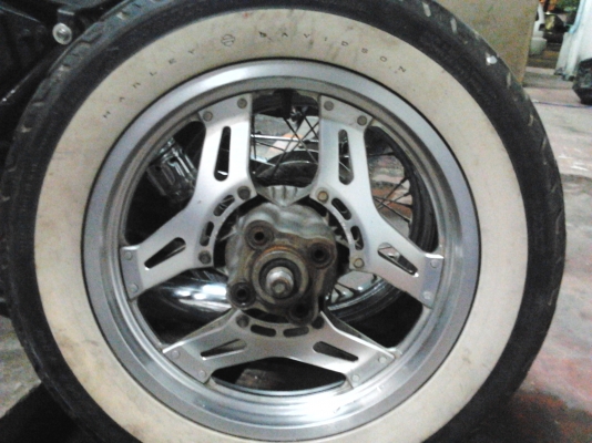 ขายล้อmocycขอบ16และ19พร้อมยาง2500บาท