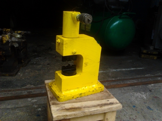 เครื่องย้ำท่อโลหะด้วยลม