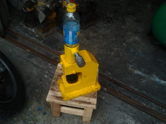 เครื่องย้ำท่อโลหะด้วยลม