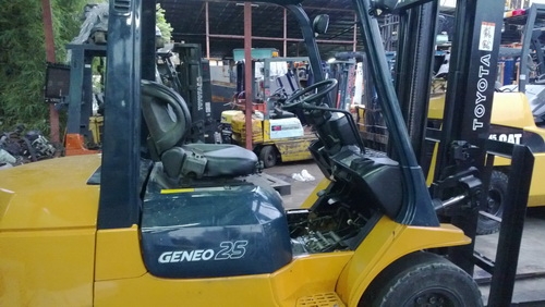 รถยกโตโยต้ารุ่น 7 น้ำหนักยก 2.5 ตัน เสาสูง 4.5 เมตร เครื่องดีเซล เกียร์ออโต้