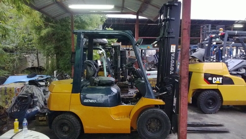 รถยกโตโยต้ารุ่น 7 น้ำหนักยก 2.5 ตัน เสาสูง 4.5 เมตร เครื่องดีเซล เกียร์ออโต้