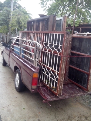 บานหน้าต่างพร้อมเหล็กดัด