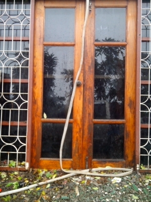 บานหน้าต่างพร้อมเหล็กดัด