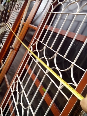 บานหน้าต่างพร้อมเหล็กดัด