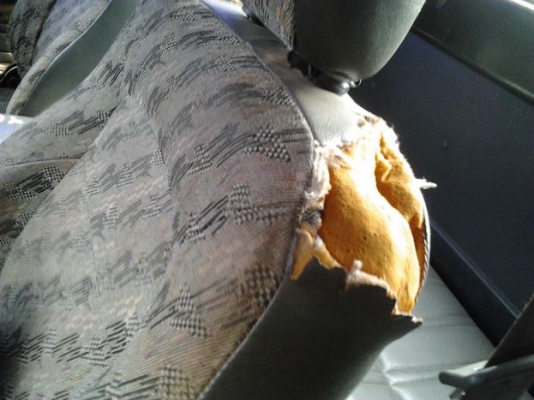 ขายกระบะแค็ปเดิมๆบางๆ ราคาเบาๆ MAZDA FIGHTER 2.5LUXURY ปี41/98 เครื่องฟิตใหม่ ช่วงล่างแน่น คัสซีสวยเดิม ไม่ผุ บอดี้บางเดิมสีดีมีลอกบางจุด ตำหนิตามรูป ยางดี4เส้น ล้อแม็ก หัวเก๋งไม่ผุ ภายในดี คอนโซลครบ แอร์ พ.พาวเวอร์ ก.ไฟฟ้า แน็นท์จัดได้ถึง 120,000 ราคาต่อ