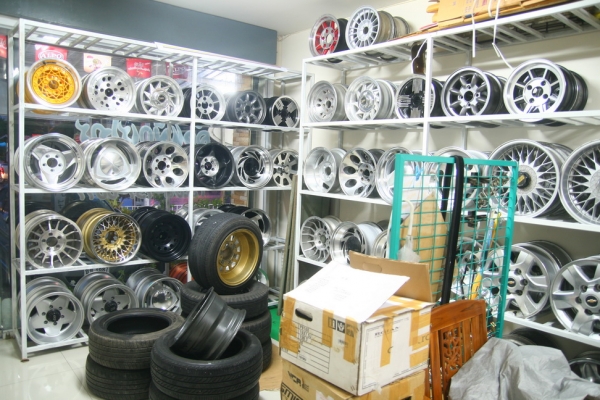 ล้อนอก JAPAN 15x8.5 ET-28 พร้อมยาง ล้อนอก JAPAN 15x8.5 ET-28 พร้อมยาง