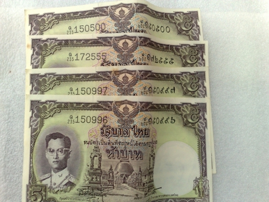 ขายธนบัตรเก่า แบบที่ 9 ฉบับละ 5บาท ราคา 900 บาท (เลขลงท้ายมี 500,555,996,997)  ธนบัตรแบบที่ 9 ฉบับละ 20 บาท ขายราคา 500 บาท ธนบัตรที่ระลึก ฉลองสิริราชสมบัติครบ50ปีซองผ้าไหม ฉบับละ 500 บาทขายราคา 1300 บาท ธนบัตรแบบ 1 ชนิดราคา 100 บาท ขายราคา 250 บาท บัตรธ
