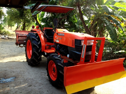 ขายด่วนรถไถคูโบต้าL4508พร้อมอุปกรณ์2อย่าง ดันดินหน้าและโลเตอร์ลี่รถอยุ่ที่จังหวัดกำแพงเพชร