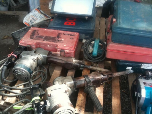 แย๊กไฟฟ้า 2 ตัว  MAKITA รุ่น HM. 1201 2 ตัว 5,000 บาท