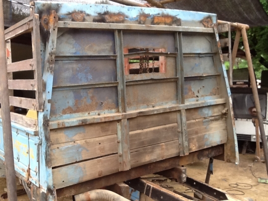 กระบะหกล้อ NKR