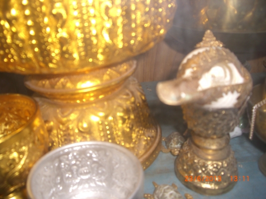 ตั่งแต่งงาน มีสังข์พร้อมที่รอง พานดอกไม้ โต๊ะนั่ง-วางมือ-ขันวาง-ขันน้ำมนต์ ตั่งแต่งงาน มีสังข์พร้อมที่รอง พานดอกไม้ โต๊ะนั่ง-วางมือ-ขันวาง-ขันน้ำมนต์