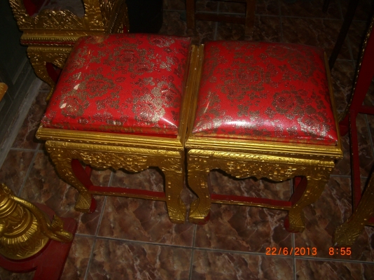 ตั่งแต่งงาน มีสังข์พร้อมที่รอง พานดอกไม้ โต๊ะนั่ง-วางมือ-ขันวาง-ขันน้ำมนต์ ตั่งแต่งงาน มีสังข์พร้อมที่รอง พานดอกไม้ โต๊ะนั่ง-วางมือ-ขันวาง-ขันน้ำมนต์