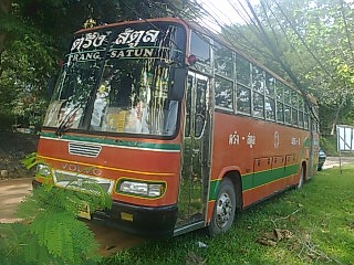 ขายรถบัสตรัง-สตูลพร้อมคิวในเส้นทาง ยี่ห้อเบนซ์ เครื่อง 6BG1-811407 175 แรงม้า เลขตัวรถ 328-053-60-023581 แบบตัวถัง XU ยาว 12 เมตร พัดลม เครื่องเสียงพร้อม 52 ที่นั่ง มีประกันชั้น 3 ขนาดยาง 1000 ราคา 560000