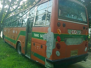 ขายรถบัสตรัง-สตูลพร้อมคิวในเส้นทาง ยี่ห้อเบนซ์ เครื่อง 6BG1-811407 175 แรงม้า เลขตัวรถ 328-053-60-023581 แบบตัวถัง XU ยาว 12 เมตร พัดลม เครื่องเสียงพร้อม 52 ที่นั่ง มีประกันชั้น 3 ขนาดยาง 1000 ราคา 560000