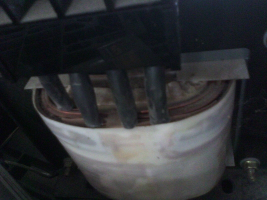 หม้อแปลงหม้อไฟจากบ้าน เป็น115,110,100 ตัวค่อนข้างใหญ่ 3KVA..