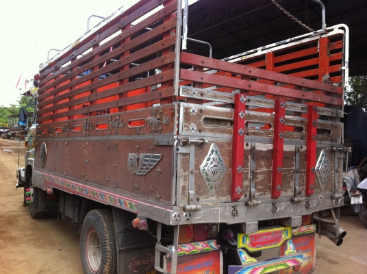 HINO KM310 (กระบะคาร์โก้ไม้มะค่า) เลขตัวรถ KM310 เลขเครื่อง 6BD1 (145 แรงม้า) เครื่องดี คัสซีสวย ช่วงล่าง F ทะเบียนพร้อมโอน