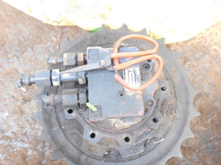 ขายตัวเดิน Pc40-2 เฟืองเกียร์ ราคา 30000/ตัว โทร 0850853022