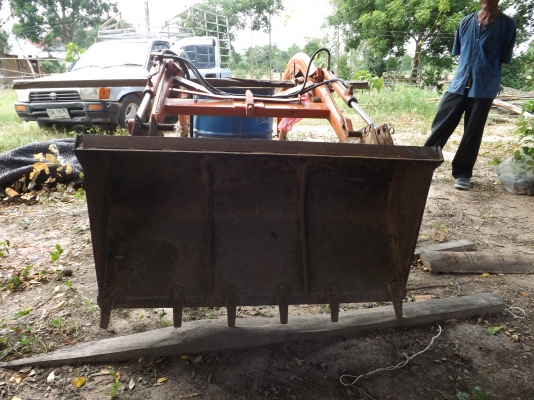 ตักหน้า ยกได้ 300 kg เก้่านอกยกสูง 3 เมตร