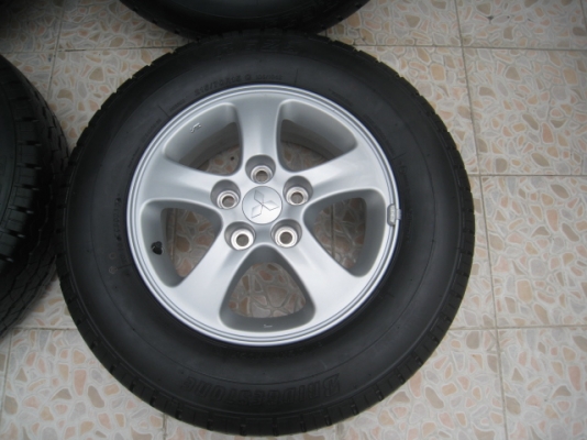 ขายล้อแม็กป้ายแดง Mitsubishi triton 15"x6" et46 5รู114.3 + ยางปี 13 พร้อมน็อตล้อเดิม  (081-3747940)