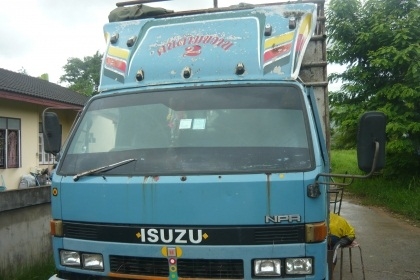 ขาย ISUZU NPR 115 HP (รถห้างๆแท้)ปี 34 (JAANPR59LL )มีหูช้าง เครื่อง4HG1ฝาขาว(140แรงม้า) พวงมาลัยเพาเวอร์ เกียร์สั้น  ช่วงล่างใหญ่ F-หน้า-หลัง กระบะบรรทุกยาว 4.30 เมตรพื้นสภาพดีไม่มีผุกร่อนหัวเก๋งไม่ผุภายในเก๋งคอนโซลสวยครบ คัชซีสวยไม่มีดาม ยางดี เอกสารพร้