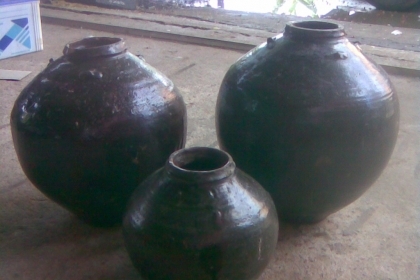 ไหโบราณขายเหมาครับใบใหญ่ครับมีทั้งหมด 3  ใบครับสภาพสมบูรณ์ครับของโบราณแท้ครับสวยๆครับสะสมไว้มีค่าครับ