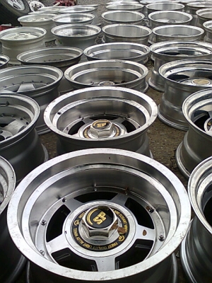 ขายล้ออ๊อฟโลด มี 5รู 6รู ขอบ15 ใหม่เก่าเก็บ ชุดละ 8500 มี 20 ชุด 0806260417 เล็กครับ